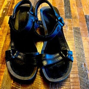 Teva Cbrillo wedged leather sandals size 7.5